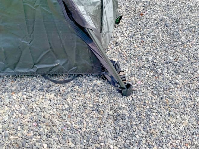 ポールを通した側には黒いポール受けがあるので