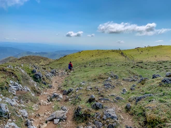 三角点より東側は広大なカルスト台地が広がり
