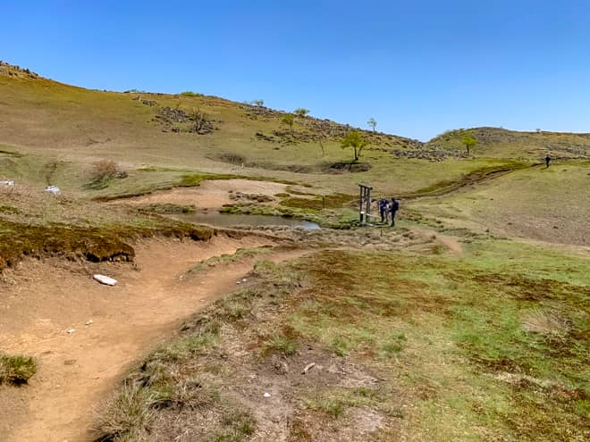 丘を下った先に鳥居が見えますね