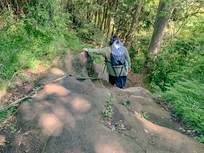 今泉台分岐手前から岩場が多くなり