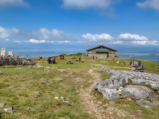 伊吹山は周りに遮る山が無く