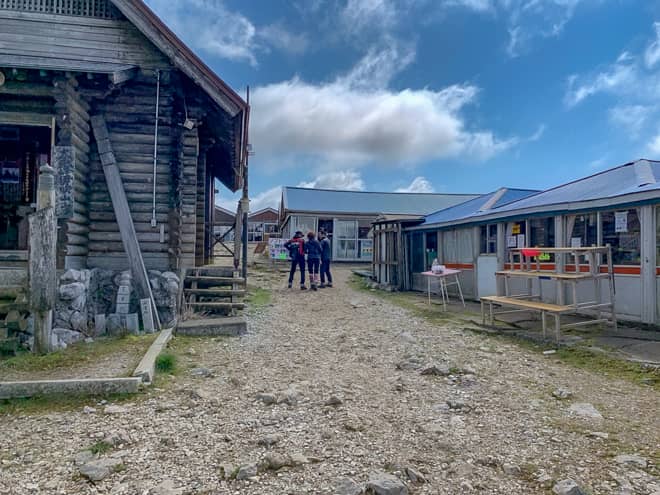 伊吹山山頂付近には本当に沢山の売店と山小屋があり