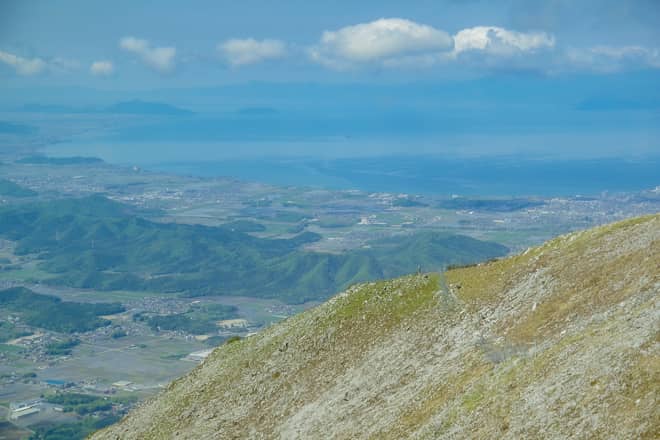伊吹山山頂付近は遮る木々が殆どなく