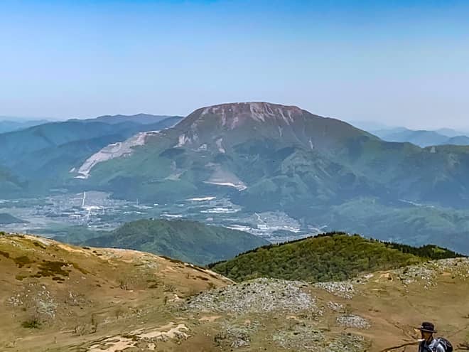 北方向には日本百名山の伊吹山