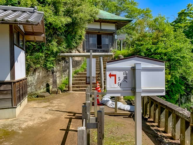 半僧坊の境内をを抜けると天園ハイキングコースへ合流します