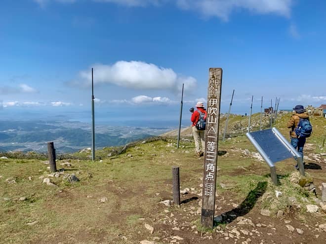 南弥勒堂の傍には伊吹山山頂一等三角点があります
