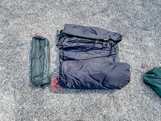 収納袋からペグとポール、本体を取り出します