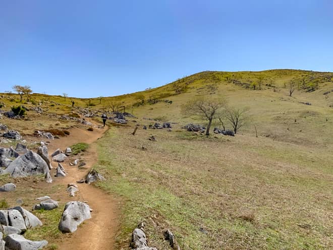 右手に見える山が経塚山です