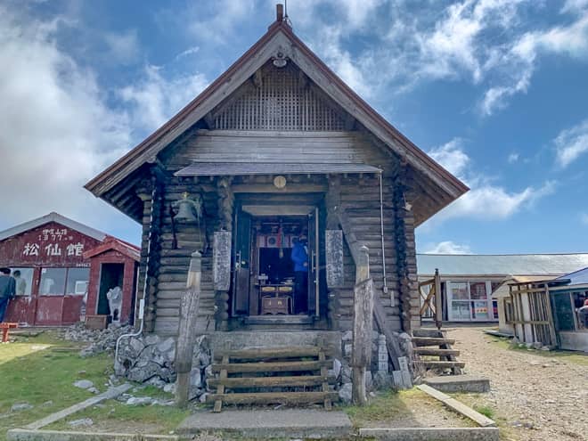 山荘や売店の中に伊吹山寺