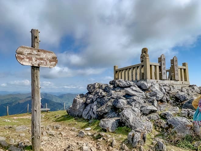 山頂の標識の隣には日本武尊