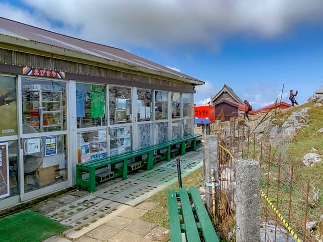 山頂付近は想像以上に建物だらけのうえ広大で