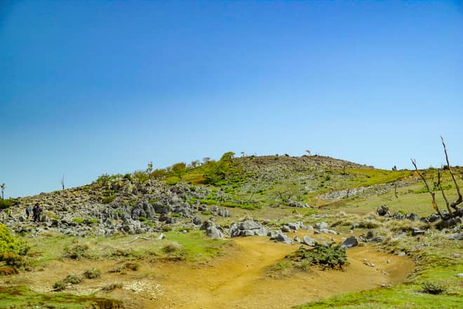 広大な山頂台地に広がるカレンフェルトの雄大な絶景は圧巻