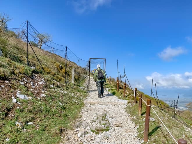 暫く歩くと、再び柵をくぐります