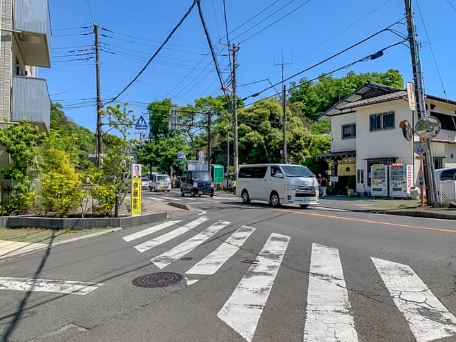 暫く進むと鎌倉街道と合流するので左を進みます
