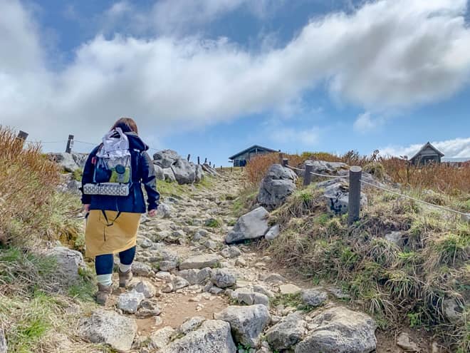 更に200メートル程度進むと建物が見えてきました