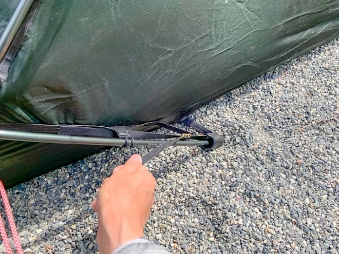 最後にベルトを引っ張りながらテンションをかけて設営完了です