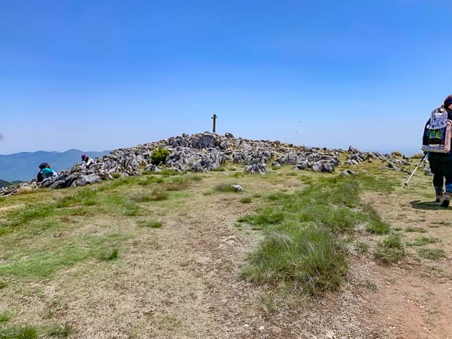 最後の坂を登りきると石灰岩に囲まれた標識