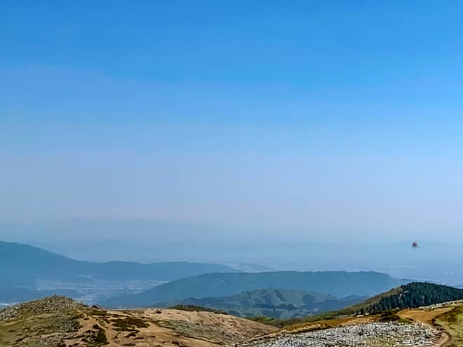 東方向には日本アルプスの山々