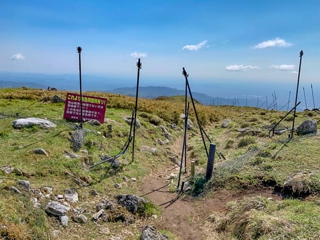東登山口から山頂を目指す