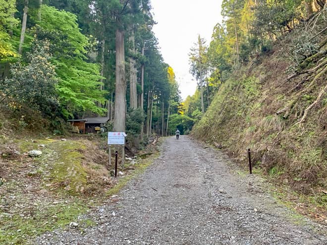 榑ヶ畑登山口から2合目の汗拭き峠を目指す