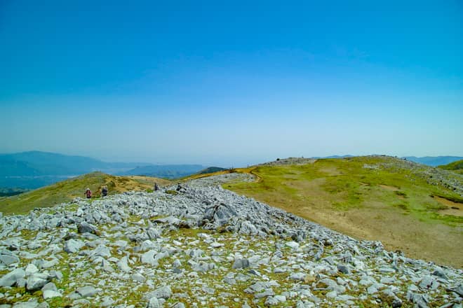霊仙山標高が1000メートル程度の山にも関わらず周りに木々が殆ど無く