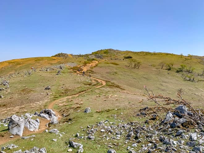 8合目のお虎ヶ池と霊山神社を目指す