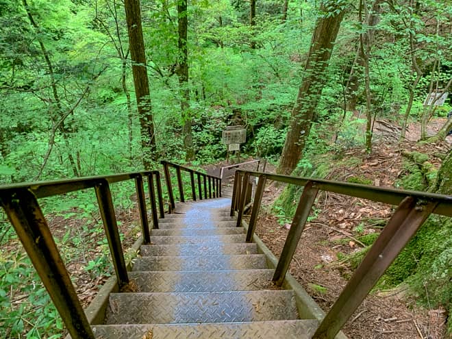 そして再び急勾配の鉄階段です