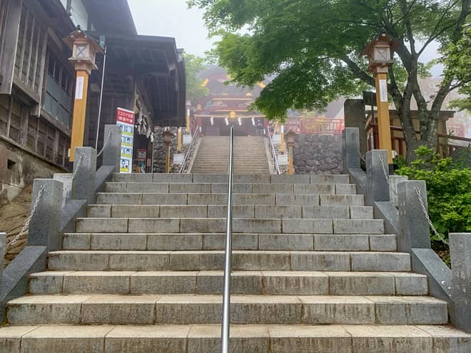 とても整備された階段で登り易いのですが