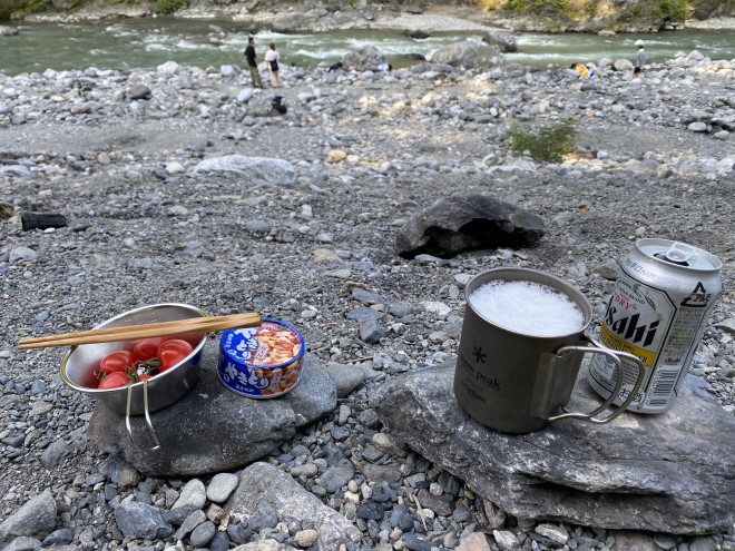 キャンプ場でビールとおつまみ