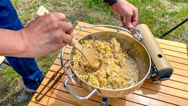 チャーハンを炒める