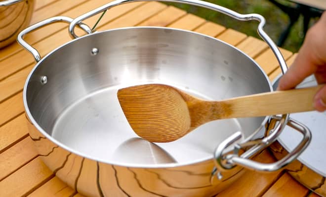 ヘラを倒して使う