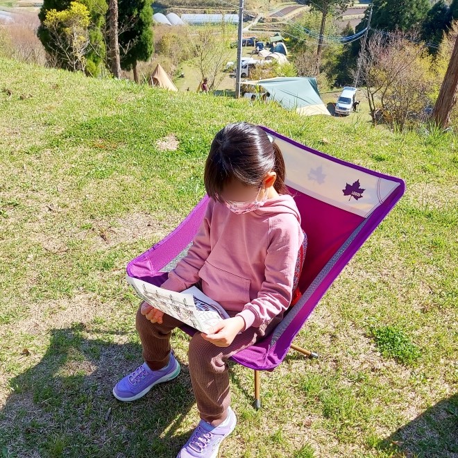 ロゴスチェアに座る女の子