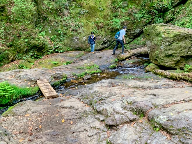 七代の滝周辺の岩場は大変滑りやすいうえに