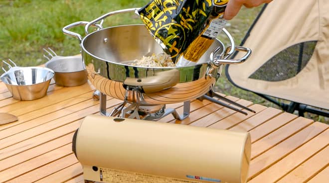 冷凍チャーハンを入れる