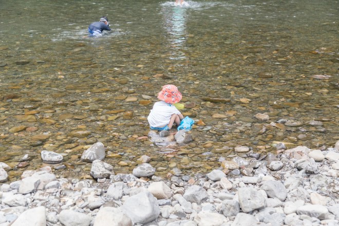 川遊びをする子供