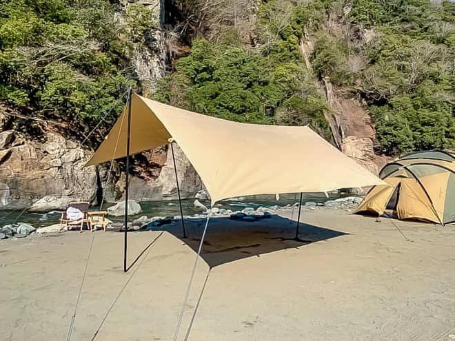 影の濃いタープ