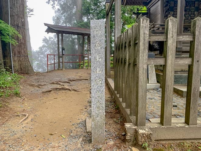 御岳山の山頂の標識は大口真神社の左隅の石碑です