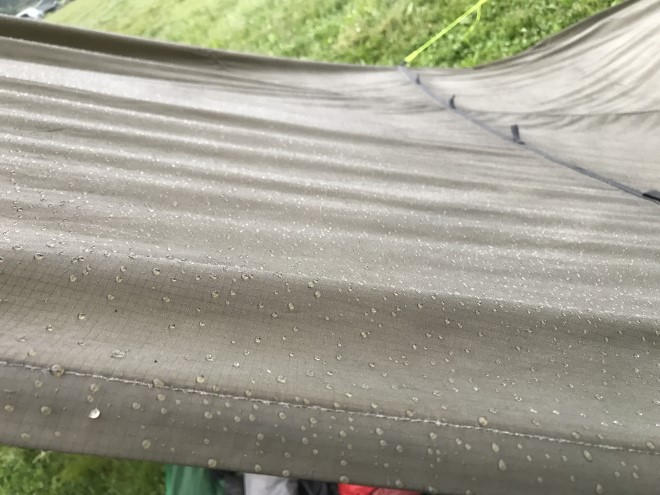 朝露で濡れたタープ