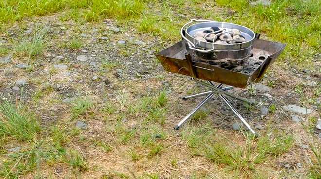 炭を載せてる様子