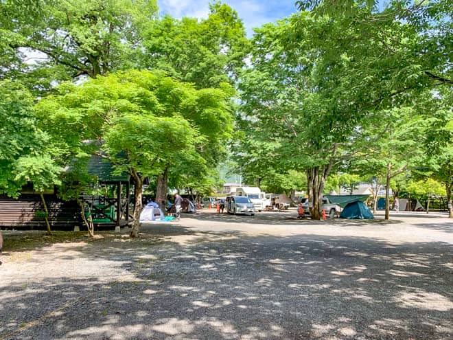 管理棟が近い広場のようなフィールドは