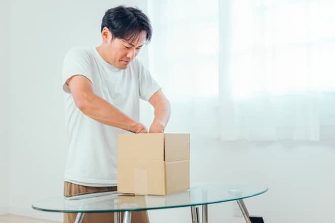 箱詰めしている男性