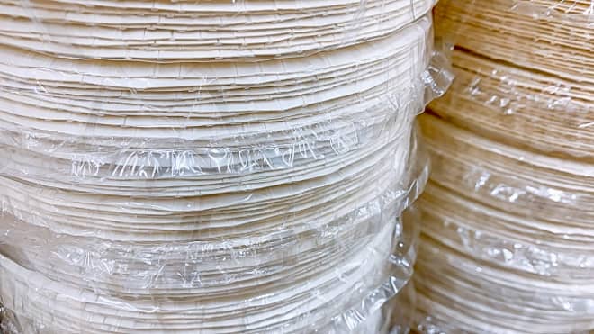 山積みされた紙皿