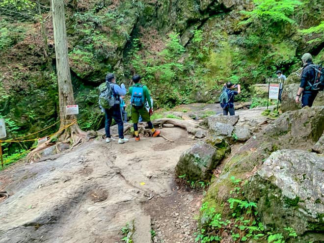 階段を降りきると、1枚岩が広がる