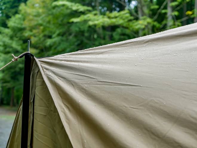 雨に濡れるテント