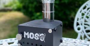 キャンプで使いたい蚊取り線香ホルダー「MOSQ」が登場！家置きでも可愛い薪ストーブ型