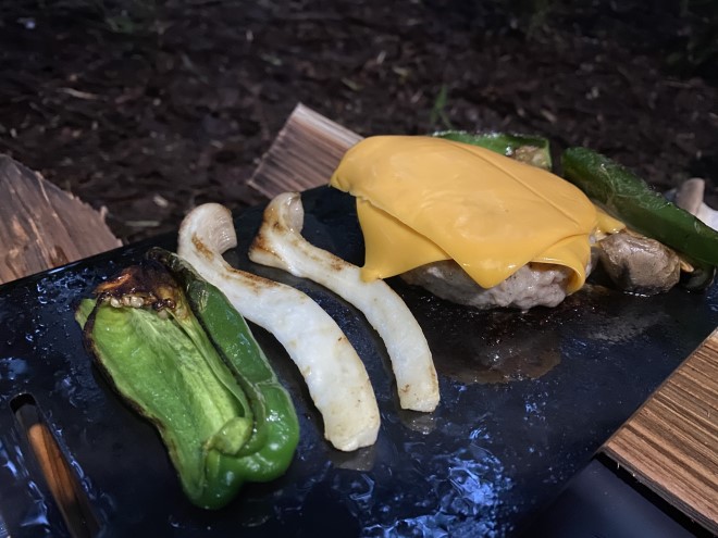 チーズハンバーグをキャンプで作る