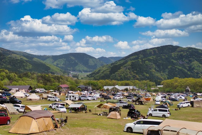 夏のキャンプ場のイメージ
