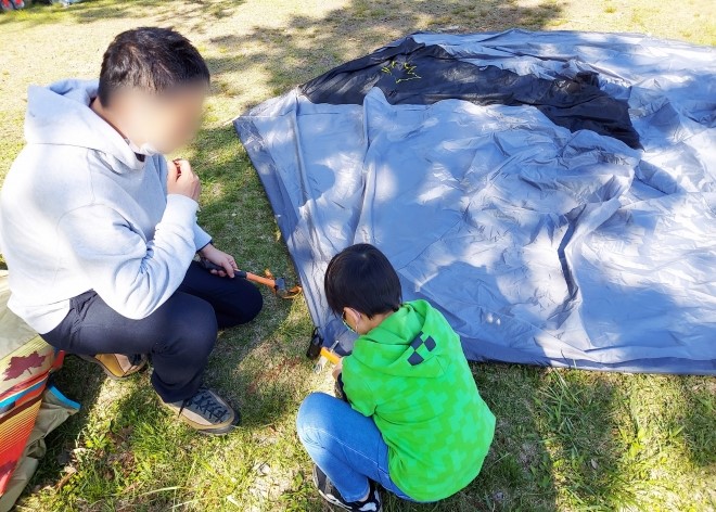子供と一緒にテント設営