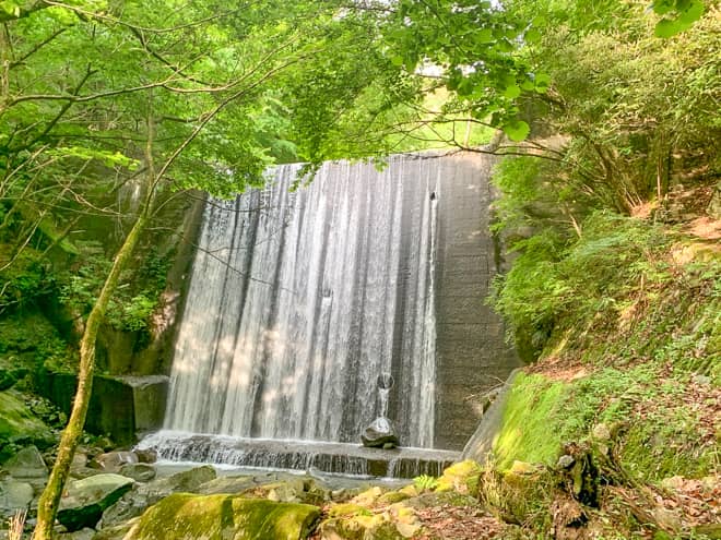 いくつもの橋を渡り、沢を進んでいくと
