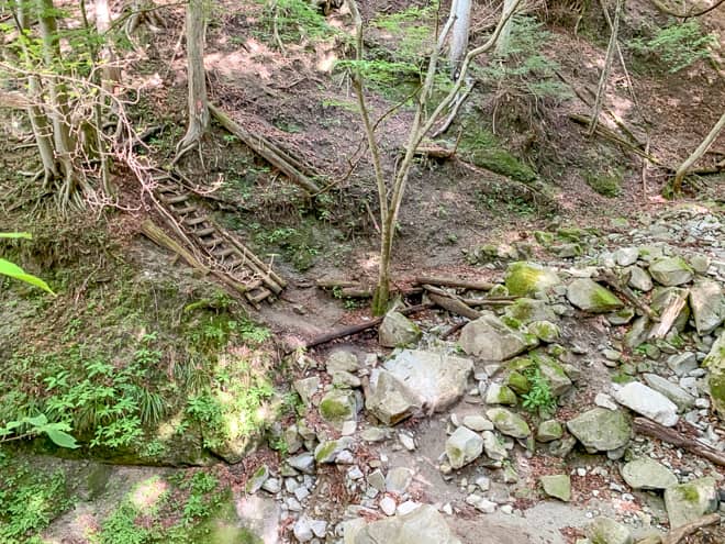 アップダウンのある枯沢の横断を